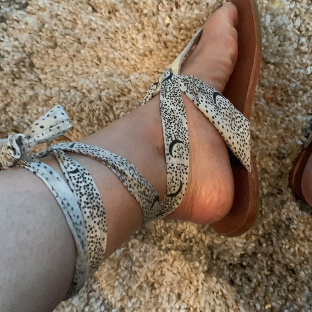 Free people boho print tie up thong sandal size size 37 preloved ❤️
